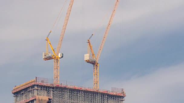 Jeřáby pracující na moderním staveništi nových mrakodrapů — Stock video