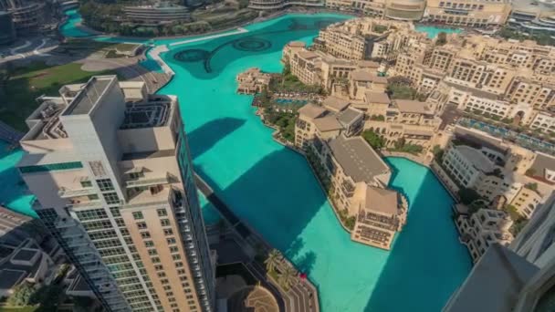Dubai Fountain timelapse aerea. Fontana musicale, situata in un lago artificiale in centro — Video Stock