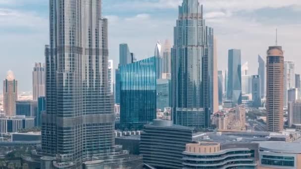 Mrakodrapy stoupající nad Dubaj v centru města timelapse, obchoďák a fontána obklopen moderními budovami letecké horní pohled — Stock video