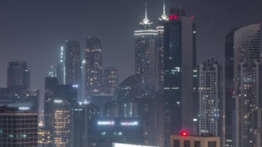 Dubai gökdelenleri tüm gece boyunca business bay bölgesinde aydınlatma ile.