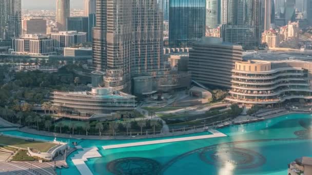 Mrakodrapy stoupající nad Dubaj v centru města timelapse, obchoďák a fontána obklopen moderními budovami letecké horní pohled — Stock video