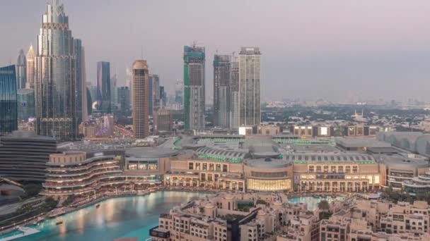 Vista aérea del distrito del Centro Financiero Internacional de Dubái día y noche timelapse — Vídeo de stock