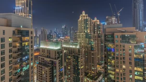 Дубайські хмарочоси з освітленням в діловій бухті Окружний нічний таймелапс. — стокове відео