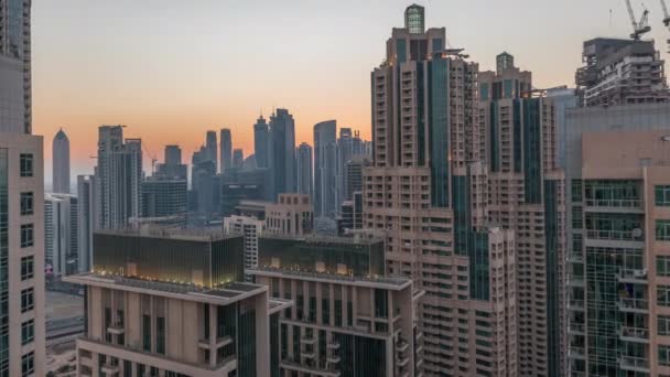 Dubai wolkenkrabbers met gouden hemel boven business bay district dag tot nacht timelapse. — Stockvideo