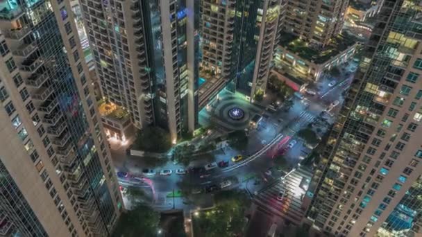 Ουρανοξύστες ορίζοντα ματιά προς τα κάτω προοπτική στο Ντουμπάι στο κέντρο της πόλης το βράδυ εναέρια timelapse. — Αρχείο Βίντεο