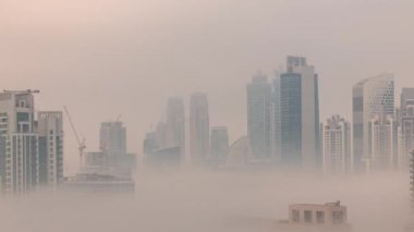 Dubai 'deki gökdelenler, güneş doğarken iş sahasında sisle kaplıydı..