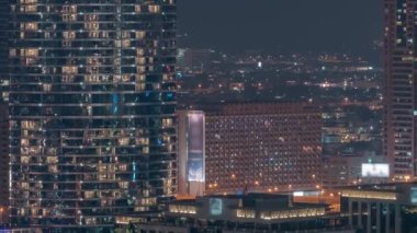 Şehir merkezindeki Dubai şehrinin hava görüntüsü..