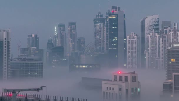 Dubajské mrakodrapy s ranní mlhou v obchodní zátoce okres noc co den. — Stock video