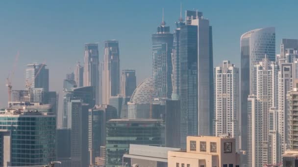 Дубайські хмарочоси зранку в діловому районі затоки після сходу сонця.. — стокове відео