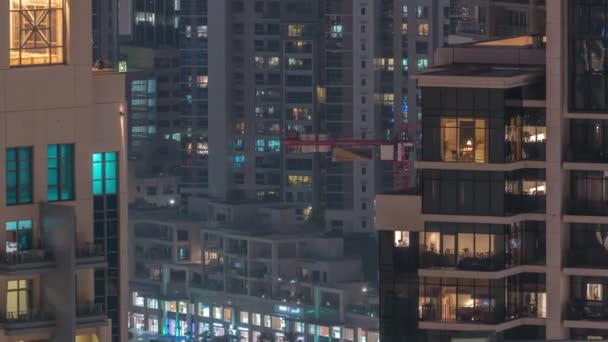 높이 솟은 건물 외부의 창문, 늦은 저녁 시간 대에 내부 조명 — 비디오