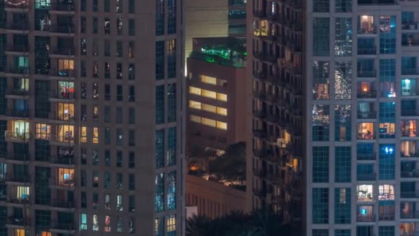 높이 솟은 건물 외부의 창문, 늦은 저녁 시간 대에 내부 조명 — 비디오