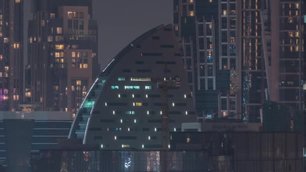 Dubai skyskrapor med belysning i business bay district night timelapse. — Stockvideo