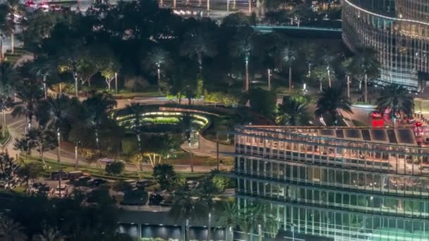 Luchtfoto van park gebied in Dubai centrum nacht timelapse — Stockvideo