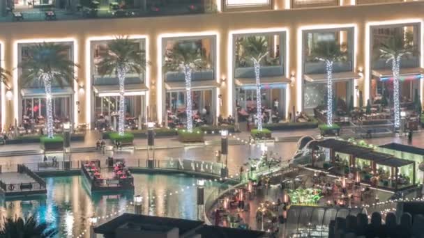 Exterior del centro comercial con cafés y reastaurants night timelapse en Dubai, Emiratos Árabes Unidos — Vídeo de stock