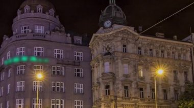 Prag 'daki Wenceslas Meydanı' nda gece vakti hiperhız, alacakaranlık vakti.
