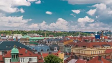 Şehrin Kırmızı çatılar Prag timelapse Old Town Bridge Tower üzerinde yüksek noktadan vuruldu
