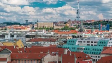 Zizkov Televizyon Kulesi timelapse ile Prag lamdmark üzerinde görünüm