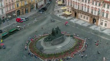 Eski Şehir Meydanı ve Jan Hus anıt zaman atlamalı havadan görünümü. Prag, Çek Cumhuriyeti'nde oturan ve dolaşan insanlar