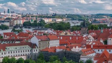Kırmızı çatılar zaman atlamalı Prag Eski Şehir Panoraması, ünlü köprüler ve Vltava nehri, Çek Cumhuriyeti.