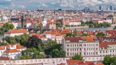 Kırmızı çatılı Prag Eski Şehir Panoraması, ünlü Charles köprüsü ve Vltava nehri, Çek Cumhuriyeti.