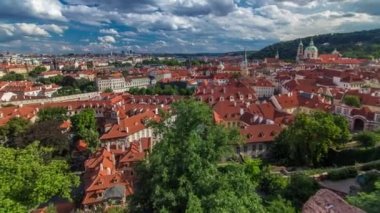 Kırmızı çatılı Prag Eski Şehir Panoraması, ünlü Charles köprüsü ve Vltava nehri, Çek Cumhuriyeti.