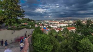 Prag Kalesi timelapse giden merdivenlerde Turistler. Küçük Kasaba Mala Strana İlçesi. Prag, Çek Cumhuriyeti.