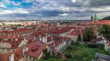 Kırmızı çatılı Prag Eski Şehir Panoraması, ünlü Charles köprüsü ve Vltava nehri, Çek Cumhuriyeti.