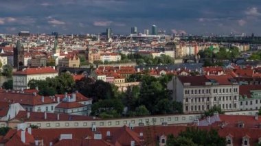 Kırmızı çatılı Prag Eski Şehir Panoraması, ünlü Charles köprüsü ve Vltava nehri, Çek Cumhuriyeti.