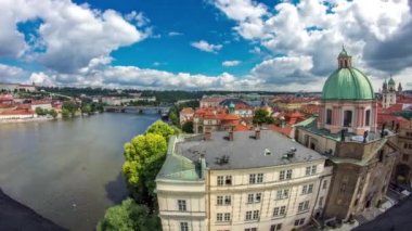 Yele köprüsünün panoramik manzarası. Eski Şehir Köprüsü Kulesi 'ndeki zaman ayarlı Czech parlamentosunun binası..