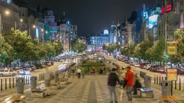 瓦茨拉夫广场在布拉格晚上游戏中时光倒流，在黄昏时候，顶视图. — 图库视频影像