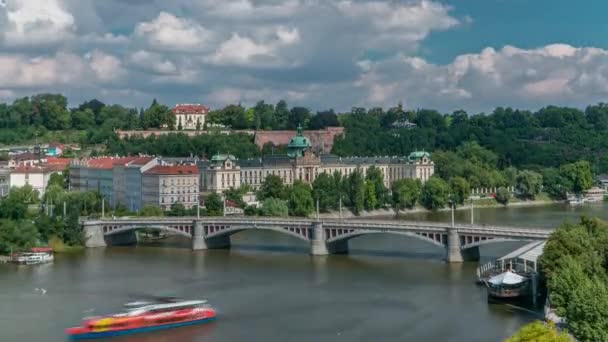 Pohled na manové mosty s budovou českého parlamentu, která se nachází v pozadí věže starého města Bridge. — Stock video