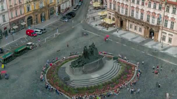 Luchtfoto van het oude stadsplein en het monument van Jan Hus timelapse. Mensen die zitten en rondlopen in Praag, Tsjechië — Stockvideo