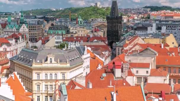 Veduta aerea dei tradizionali tetti rossi della città di Praga, Repubblica Ceca con la Torre delle Polveri e Vitkov Hill in timelapse distanza . — Video Stock