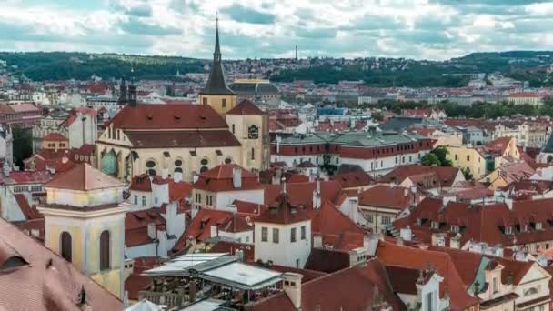 Luftaufnahme der traditionellen roten Dächer der Stadt Prag, Tschechische Republik mit der Kirche des Hl. Jilji — Stockvideo
