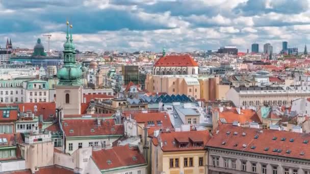 Vue aérienne intemporelle panoramique de l'architecture de la vieille ville avec des toits en terre cuite à Prague, République tchèque — Video
