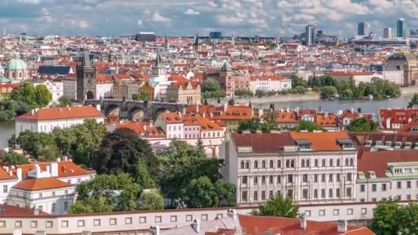 Panorama da Cidade Velha de Praga com telhados vermelhos timelapse, famosa ponte Charles e rio Vltava, República Checa . — Vídeo de Stock