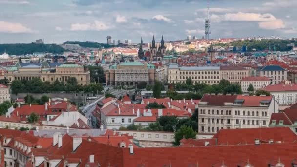 Güzel görünüm üzerinde Prag Çek Cumhuriyeti için timelapse ile akan Nehri Vltava ve ile Zizkov Televizyon Kulesi içinde arka plan — Stok video