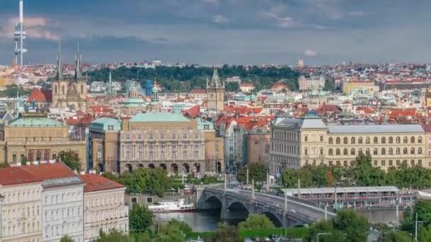 Krásný pohled na Praha v České republice timelapse s tekoucí řeka Vltava a s žižkovskou televizní věž v pozadí