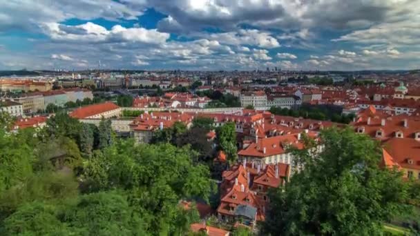 Panorama del casco antiguo de Praga con techos rojos timelapse, famoso puente de Carlos y el río Moldava, República Checa . — Vídeo de stock