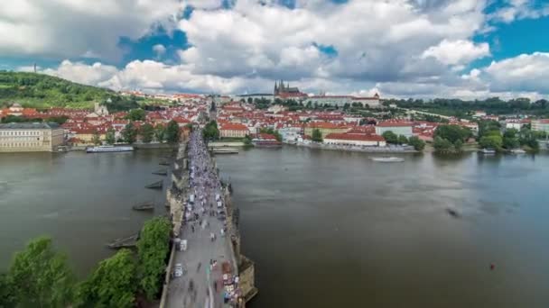 チャールズ橋とプラハ城のタイムラプス、橋塔からの眺め、チェコ — ストック動画