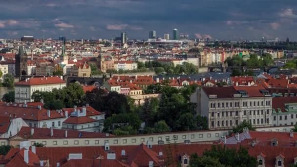 Панорама Старого міста Праги з червоними дахами, відомим Карловим мостом та річкою Влтава, Чехія. — стокове відео