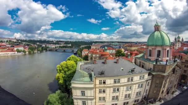 Panorámás kilátás nyílik a sörényes hídra, mögötte a cseh parlament épületével az Óvárosi híd toronyból. — Stock videók