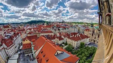 Belediye binasının tepesinden Prag'da Old Town Square mahalle timelapse havadan panoramik görünümü