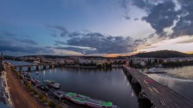 Güzel renkli gökyüzü, Çek Cumhuriyeti ile Ltava nehri ve Prag Hill Petrin timelapse gece gündüz Görünümü