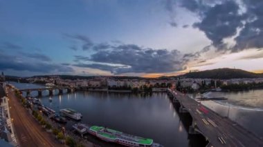 Güzel renkli gökyüzü, Çek Cumhuriyeti ile Ltava nehri ve Prag Hill Petrin timelapse gece gündüz Görünümü