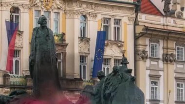 Prag' daki Eski şehir meydanında Ladislav Saloun tarafından tasarlanan Jan Hus Memorial timelapse, Çek Cumhuriyeti.