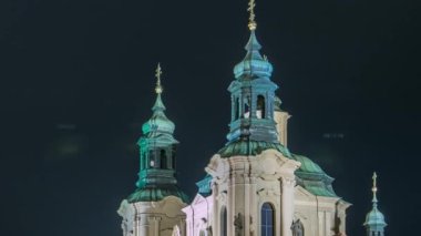 Barok St Nicholas Katedrali Oldtown Meydanı'nda Prag anıt Jan Hus ile gece timelapse aydınlatılmış