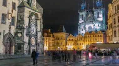 Gece saat aydınlatmaları, eski Belediye Binası timelapse, Şehir Meydanı ve peri masalı kilise Tyn
