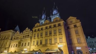Prag'da büyülü Old Town Square timelapse hiperlapse gece aydınlatmaları