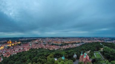 Çek Cumhuriyeti 'ndeki Petrin Gözlem Kulesi' nden Prag şehrine bakınız.